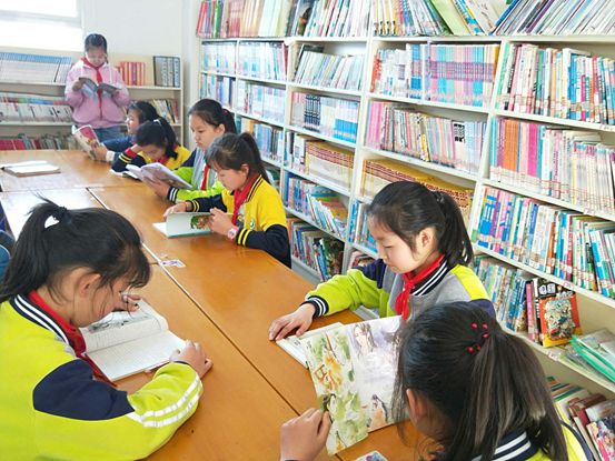 孩子們在云集夢想圖書室里閱讀