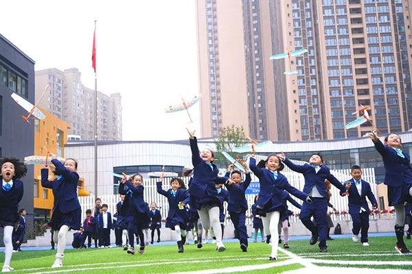 天立教育：國(guó)際女飛行員進(jìn)校園，放飛驕子藍(lán)天夢(mèng)想