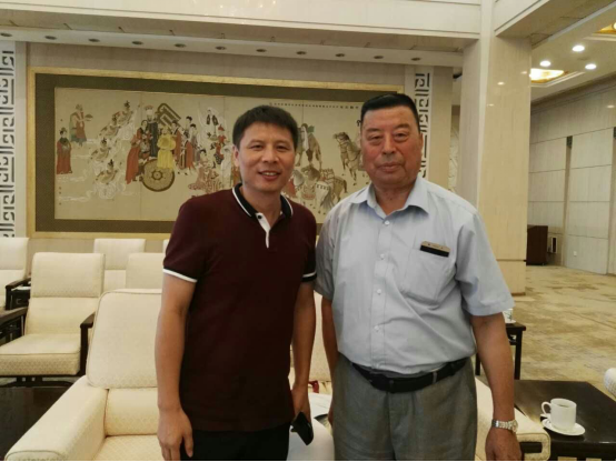 久融金融CEO李煜華（左）與全國工商聯原宣教部部長、中國西促會西部經濟貿易研究院執行院長史澤鄱（右）合影